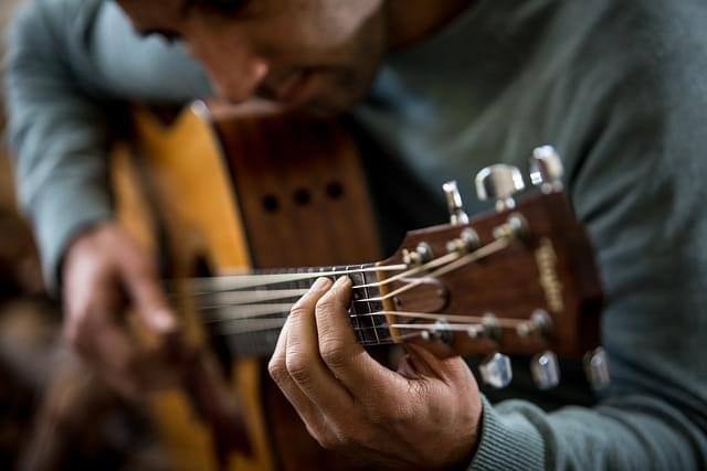 guitar-g1359f5783_640